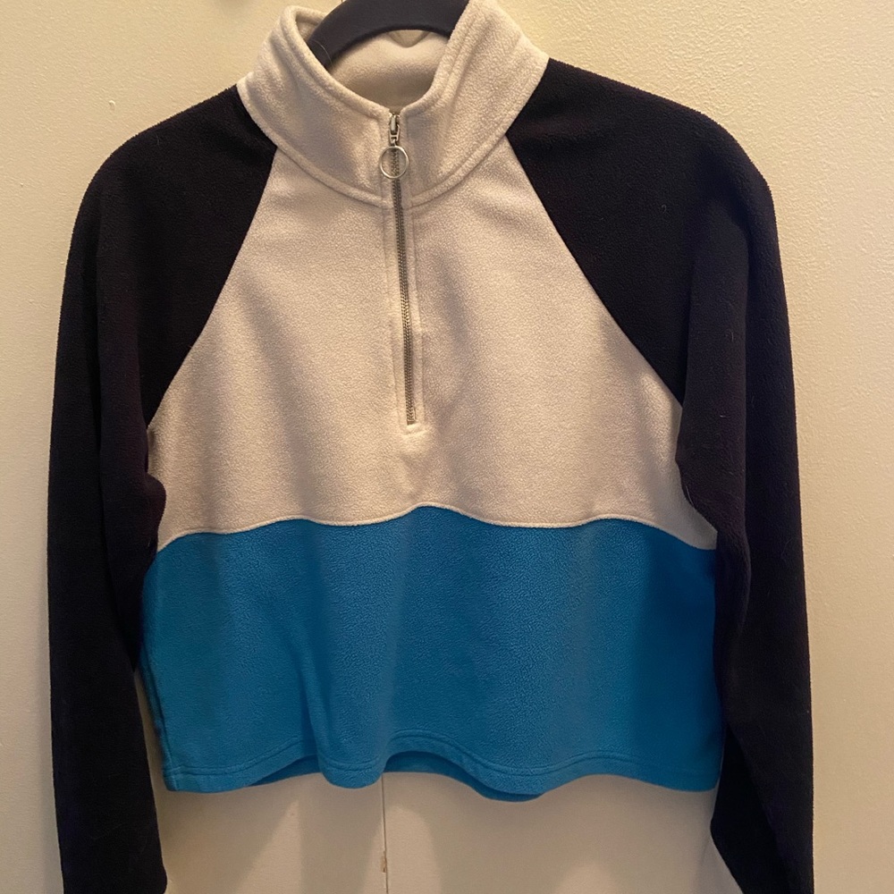 Cropped sweater with long sleeves